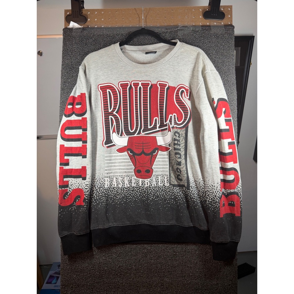 NBA Chicago Bulls Sweatshirt Mens Medium Gray Black Fade Graphic Logo Crewneck